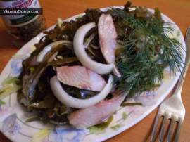 Салат из морской капусты, маринованной сельди и лука