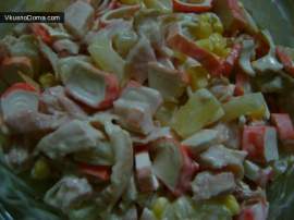 Салат с крабовыми палочками, копченым окорочком и ананасом