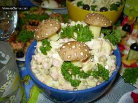 Оливье, украшенный грибочками