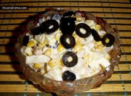 Cалат с ананасами, кукурузой и копченой курицей