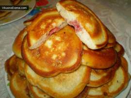 Оладушки с клубникой и бананами