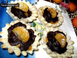 Пирожные с мандариновыми дольками и шоколадом