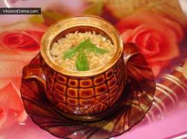 Курица с рисом, запеченая в горшочках