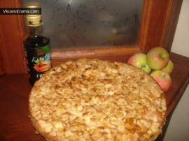 Яблочный пирог с изюмом, миндалем и кленовым сиропом