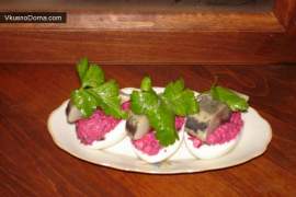 Яйца, фаршированные овощами и селедкой