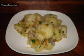 Тушеный картофель с луком пореем и грибами