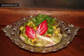 Салат из редиса и овощей с томатным соусом