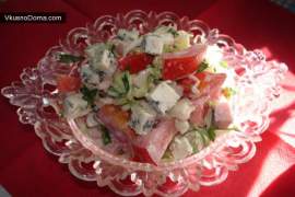 Салат из помидор, ветчины и голубого сыра
