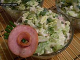 Салат овощной с колбасой