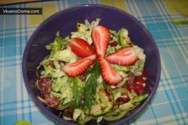 Салат с капустой, клубникой и салями
