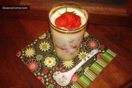 Кремовый десерт с клубникой и шоколадом