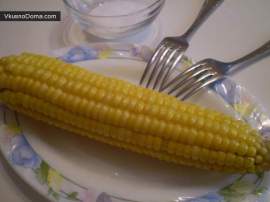 Отварная кукуруза со сливочным маслом