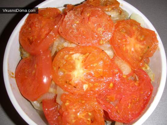 минтай под помидорами