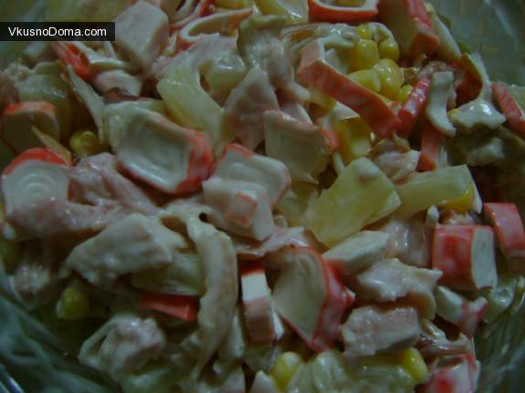 Салат с крабовыми палочками, копченым окорочком и ананасом