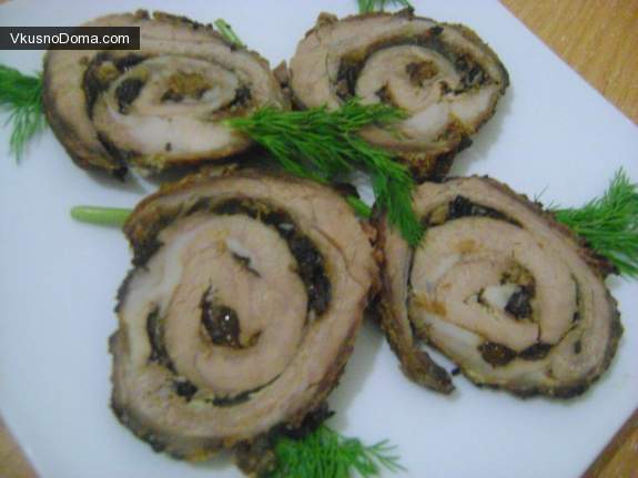 Рулет с чесноком и черносливом