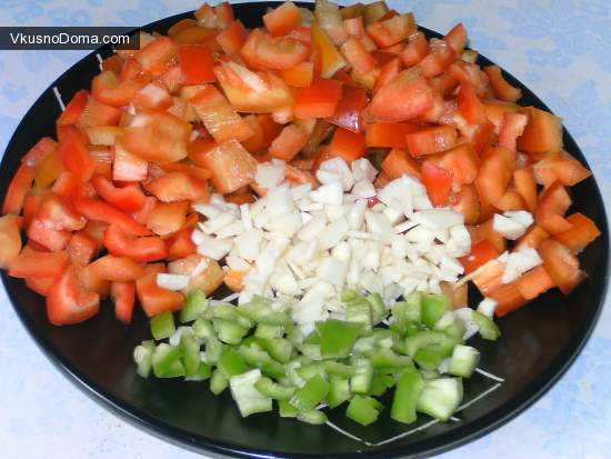 блюдо готовим - тушеная курица с овощами