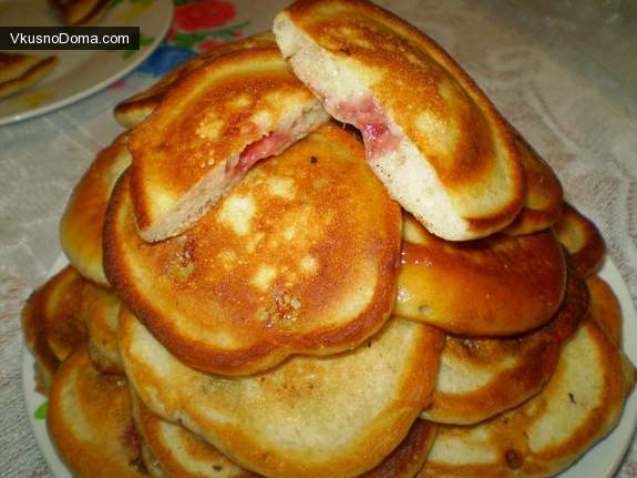 Оладушки с клубникой и бананами