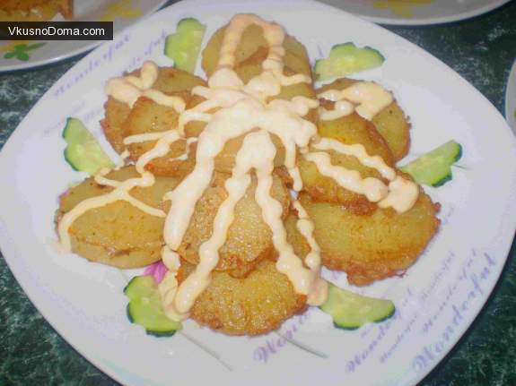 Картофель под морковным соусом