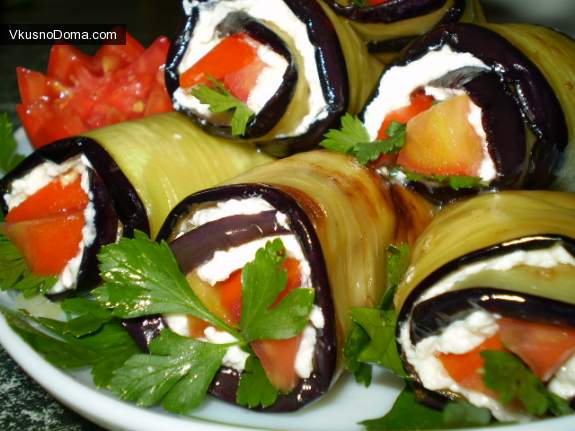 Баклажаны с творогом, чесноком и томатами