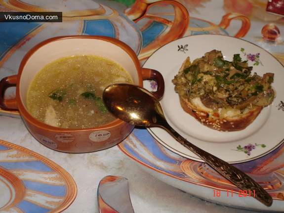 Бульон с овощами и гренками
