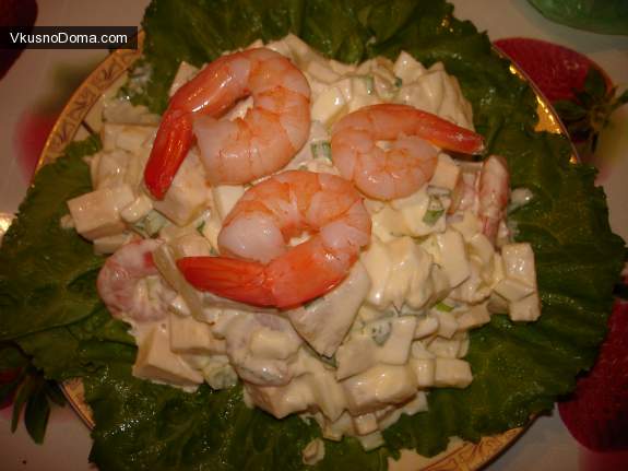 Салат с креветками и ананасами