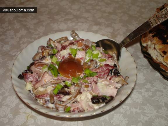 салат мария с копченым мясом и черносливом