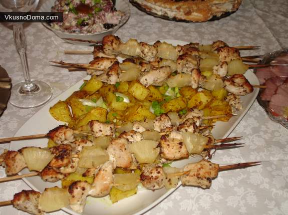 Куриные шашлычки с ананасами на шампурчиках