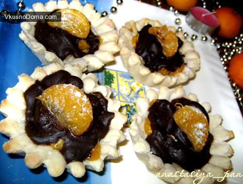 Пирожные с мандариновыми дольками и шоколадом