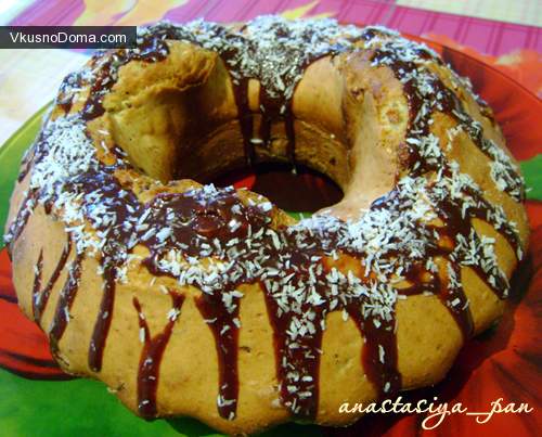 Кекс с кусочками шоколада, изюмом и кокосовой стружкой